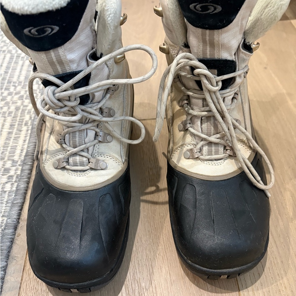 Salomon Stylish Black and Cream waterproof Winter Boots size 9